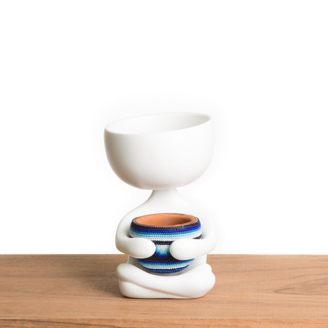Maceta Robert Zen Blanco - Jicarita Huichol Azúl